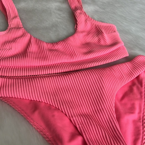 The CUTEST pink bikini from Hollister! Size XS great condition - Picture 2 of 6